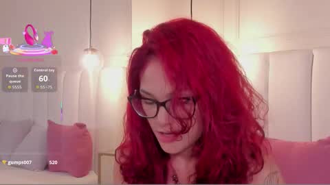 Mae Lyra online show from 12.15.25