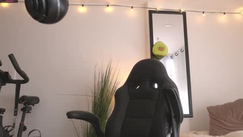 Maeve  schedule 11 am- 530 pm colombia time  online show from 01.01.25