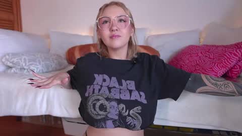 Maeve  schedule 11 am- 530 pm colombia time  online show from 05.08.26