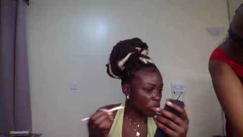 Snapshot of maelys_t chatting on 05.09.26 Maelys online show from 05.09.26