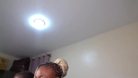 Snapshot of maelys_t chatting on 05.13.26 Maelys online show from 05.13.26