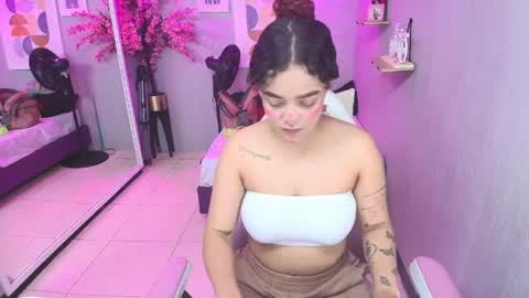 Snapshot of maggy_t18 chatting on 05.21.26 Maggy online show from 05.21.26