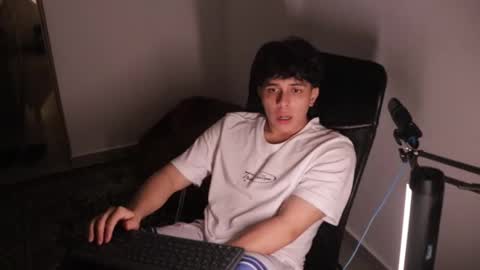 Snapshot of magic_tony chatting on 11.17.25 Tony Hoffa online show from 11.17.25