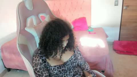 Snapshot of mahia_frizzy chatting on 10.07.25 mahia_frizzy online show from 10.07.25
