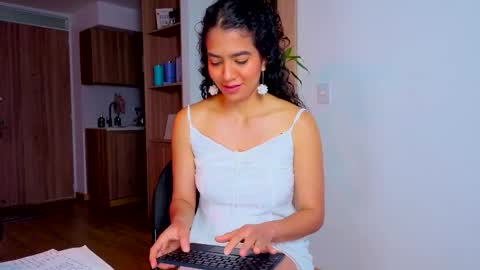 Snapshot of maithe_perroni chatting on 04.14.26 Lauu online show from 04.14.26