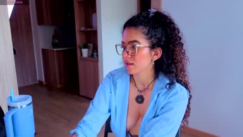 Snapshot of maithe_perroni chatting on 04.27.26 Lauu online show from 04.27.26
