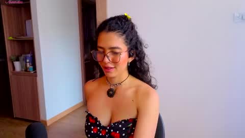 Snapshot of maithe_perroni chatting on 04.29.26 Lauu online show from 04.29.26