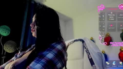 Snapshot of maitte_love chatting on 12.17.25 maitte_love online show from 12.17.25
