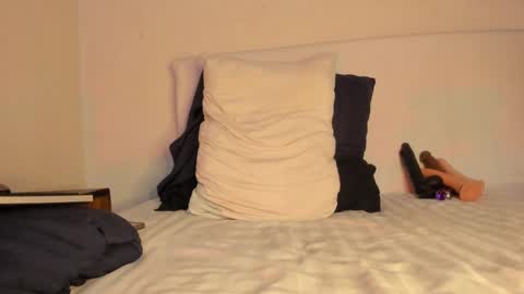 Snapshot of malarivera chatting on 03.12.25 Laura online show from 03.12.25