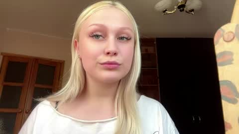 Snapshot of malisaskovira chatting on 05.18.26 Mel online show from 05.18.26