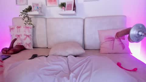 Snapshot of malka_burning chatting on 12.04.25 Malka online show from 12.04.25