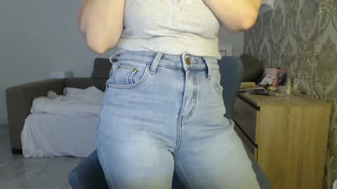 Snapshot of mallinia chatting on 12.04.25 mallinia online show from 12.04.25