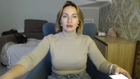 Snapshot of mallinia chatting on 12.15.25 mallinia online show from 12.15.25