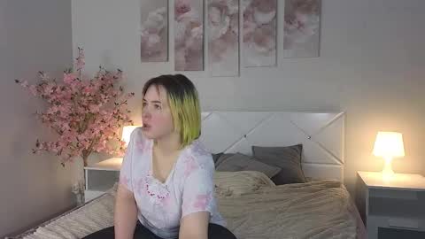 manic_pixie_ online show from 02.05.25