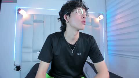 Snapshot of manu_vera8 chatting on 12.20.24 Manuel online show from 12.20.24