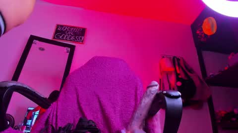 Snapshot of manuevans10 chatting on 03.04.25 manuevans10 online show from 03.04.25