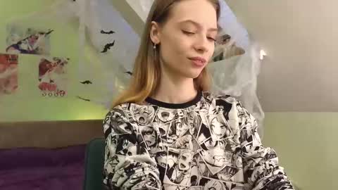 Snapshot of margareata chatting on 10.31.25 - Alisa online show from 10.31.25