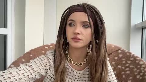 Snapshot of margaretawieczorek chatting on 05.19.26 Emily online show from 05.19.26