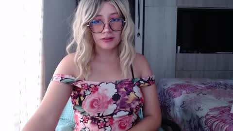 Snapshot of mariana124_ chatting on 09.26.25 Mariana online show from 09.26.25