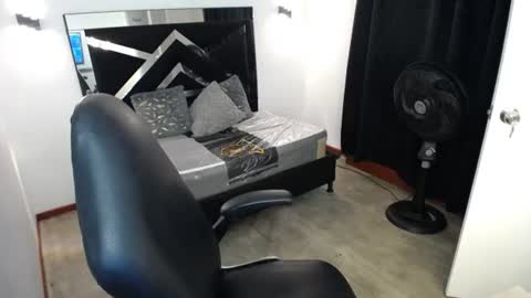 Snapshot of marianarojas_ chatting on 06.13.26 Mariana online show from 06.13.26