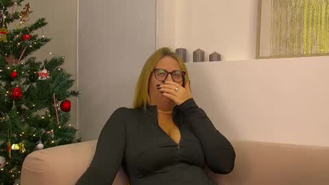 Snapshot of marianeumann chatting on 12.17.24 Maria online show from 12.17.24