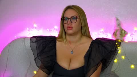Snapshot of marianeumann chatting on 12.18.24 Maria online show from 12.18.24