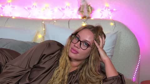 Snapshot of marianeumann chatting on 12.25.24 Maria online show from 12.25.24