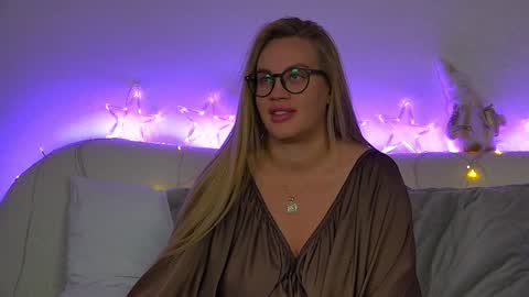 Snapshot of marianeumann chatting on 12.28.24 Maria online show from 12.28.24