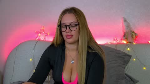 Snapshot of marianeumann chatting on 01.11.25 Maria online show from 01.11.25