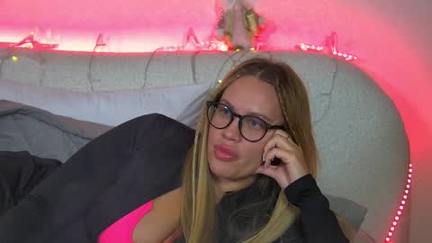 Snapshot of marianeumann chatting on 01.12.25 Maria online show from 01.12.25