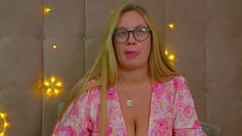 Snapshot of marianeumann chatting on 01.12.25 Maria online show from 01.12.25