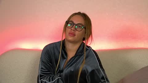Snapshot of marianeumann chatting on 01.22.25 Maria online show from 01.22.25