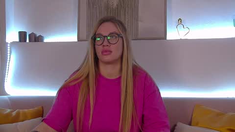 Snapshot of marianeumann chatting on 01.28.25 Maria online show from 01.28.25