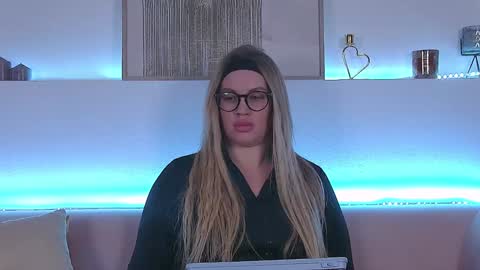 Snapshot of marianeumann chatting on 02.01.25 Maria online show from 02.01.25