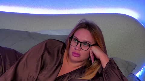 Snapshot of marianeumann chatting on 02.05.25 Maria online show from 02.05.25