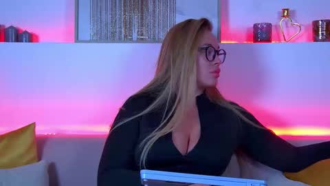 Snapshot of marianeumann chatting on 02.12.25 Maria online show from 02.12.25