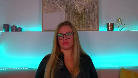 Snapshot of marianeumann chatting on 02.19.25 Maria online show from 02.19.25