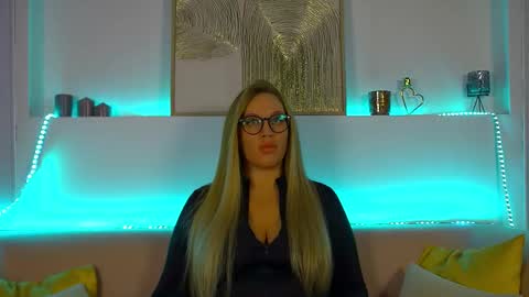 Snapshot of marianeumann chatting on 02.19.25 Maria online show from 02.19.25