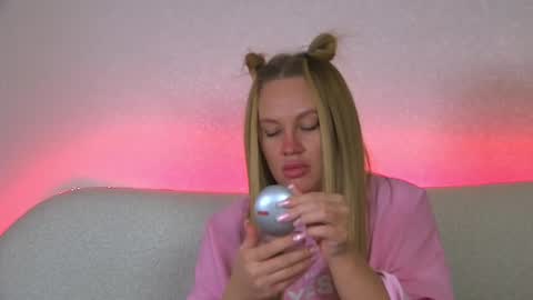 Snapshot of marianeumann chatting on 02.26.25 Maria online show from 02.26.25