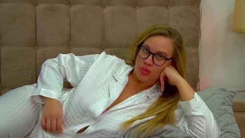 Snapshot of marianeumann chatting on 03.06.25 Maria online show from 03.06.25