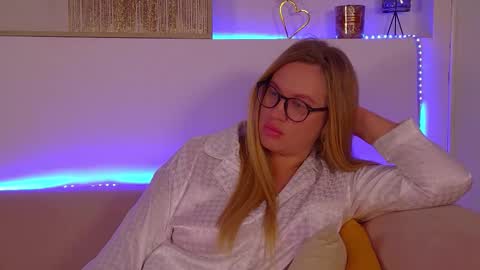 Snapshot of marianeumann chatting on 03.10.25 Maria online show from 03.10.25