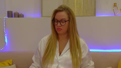 Snapshot of marianeumann chatting on 03.10.25 Maria online show from 03.10.25