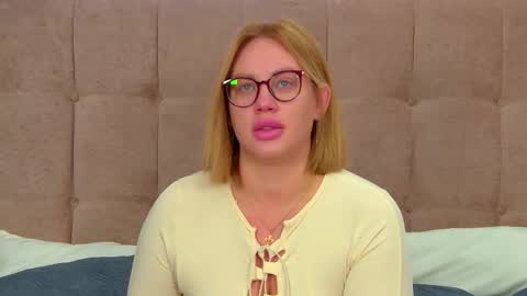 Snapshot of marianeumann chatting on 09.18.25 Maria online show from 09.18.25