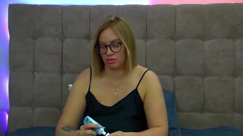 Snapshot of marianeumann chatting on 09.24.25 Maria online show from 09.24.25