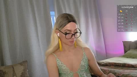 Snapshot of maridekoks chatting on 01.20.25 Mari online show from 01.20.25