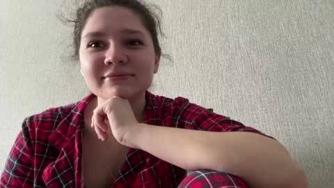 Snapshot of mariluarreola chatting on 05.04.26 Emmie online show from 05.04.26