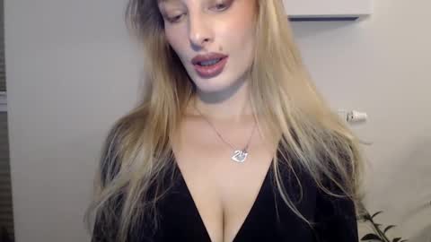 Snapshot of marilyndevilish chatting on 01.11.25 MarilynDevilish online show from 01.11.25