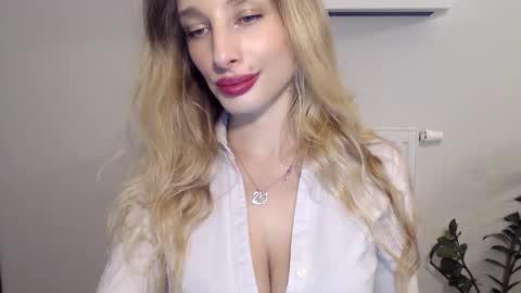Snapshot of marilyndevilish chatting on 01.22.25 MarilynDevilish online show from 01.22.25