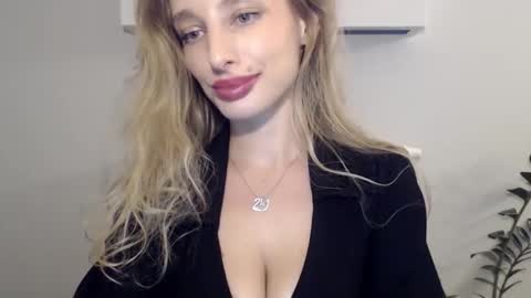 Snapshot of marilyndevilish chatting on 01.25.25 MarilynDevilish online show from 01.25.25