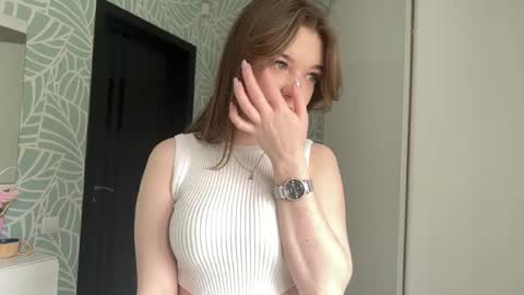 Snapshot of marilynie chatting on 05.26.26 Sally 3 online show from 05.26.26
